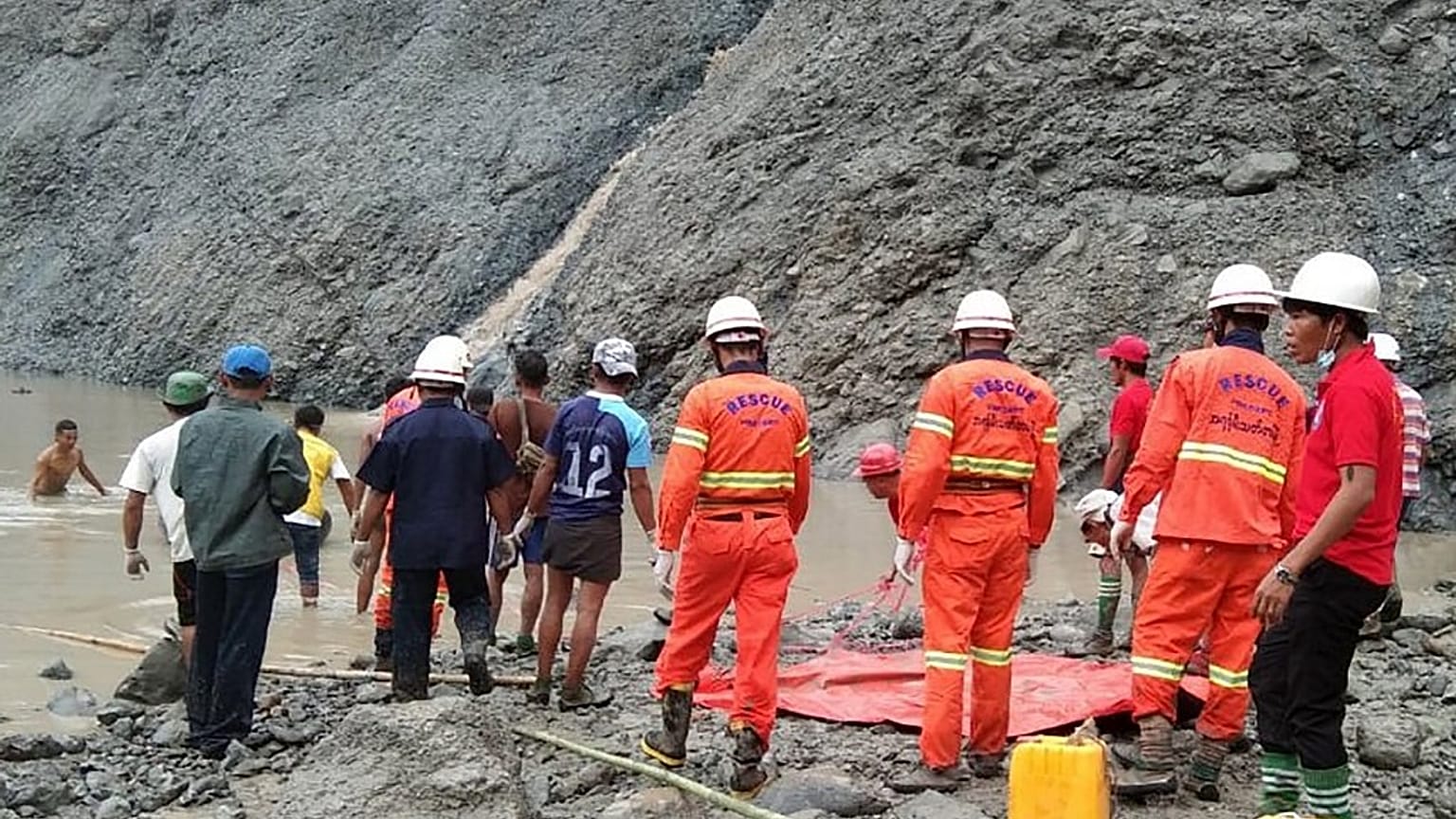 I soccorritori sul luogo del disastro - AFP PHOTO / MYANMAR FIRE SERVICES