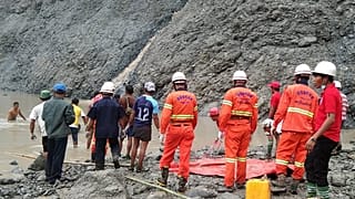 I soccorritori sul luogo del disastro - AFP PHOTO / MYANMAR FIRE SERVICES