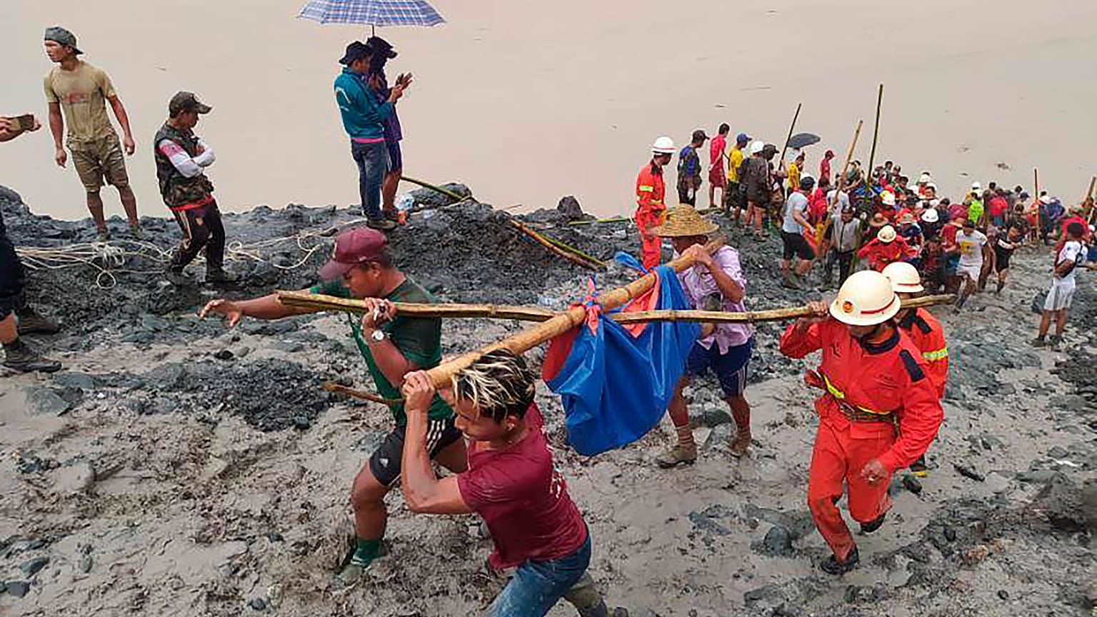 Equipas de busca e resgate retiram cadáveres de mineiros de um lago