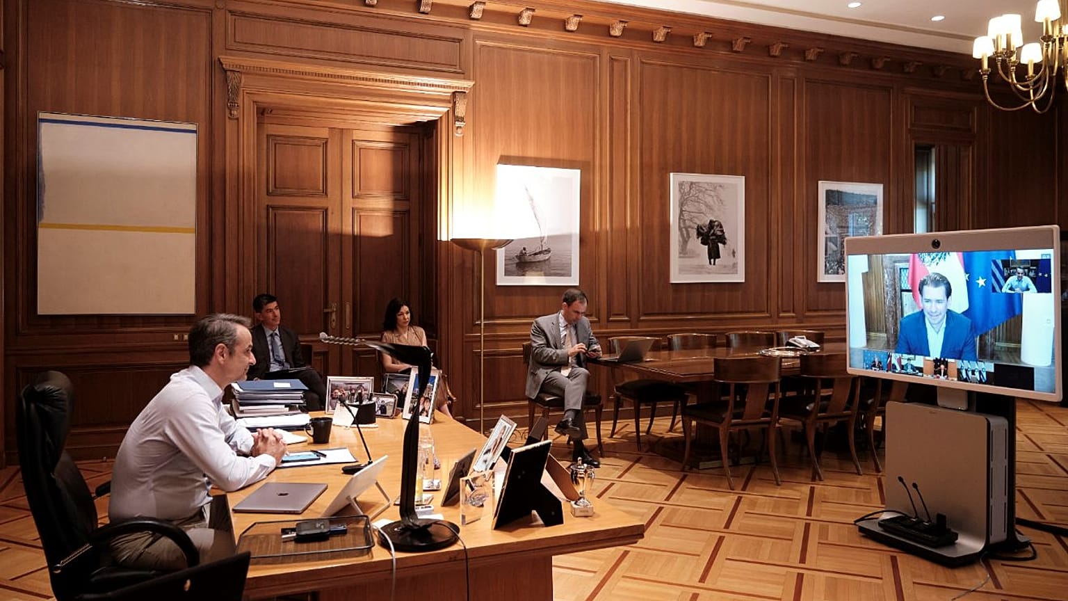 Ο πρωθυπουργός Κυριάκος Μητσοτάκης συμμετέχει στην τηλεδιάσκεψη των ηγετών των χωρών του Smart Covid-19 Management Group, στο Μέγαρο Μαξίμου