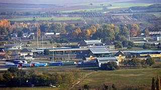 Légi felvétel a röszkei határátkelőhelyről, az M5-ös autópályán, 2015-ben