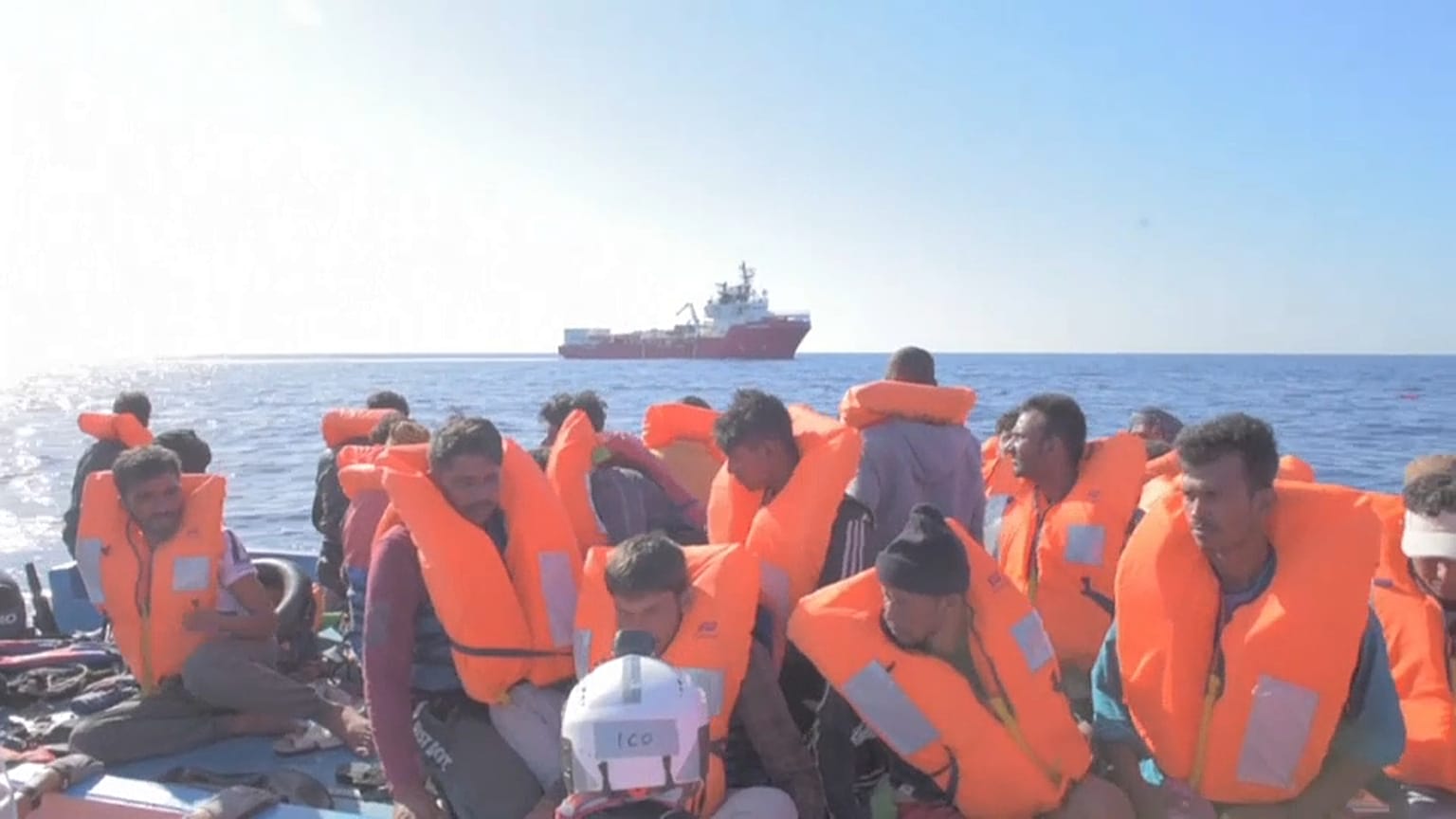 Rettungsschiff "Ocean Viking" wartet auf sicheren Hafen
