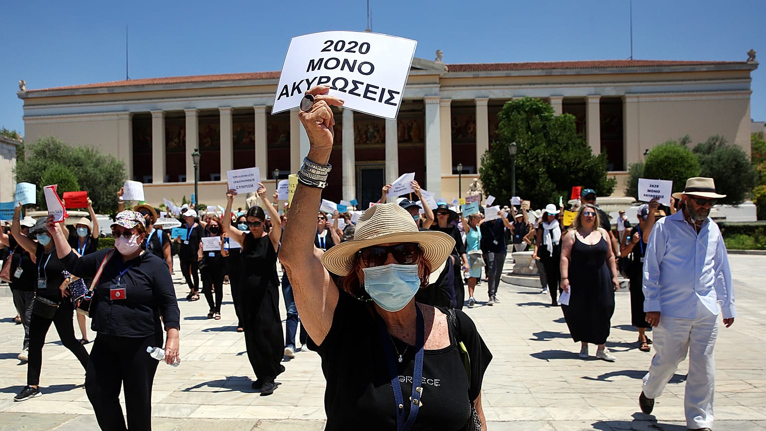 Τουριστικοί ξεναγοί στα Προπύλαια