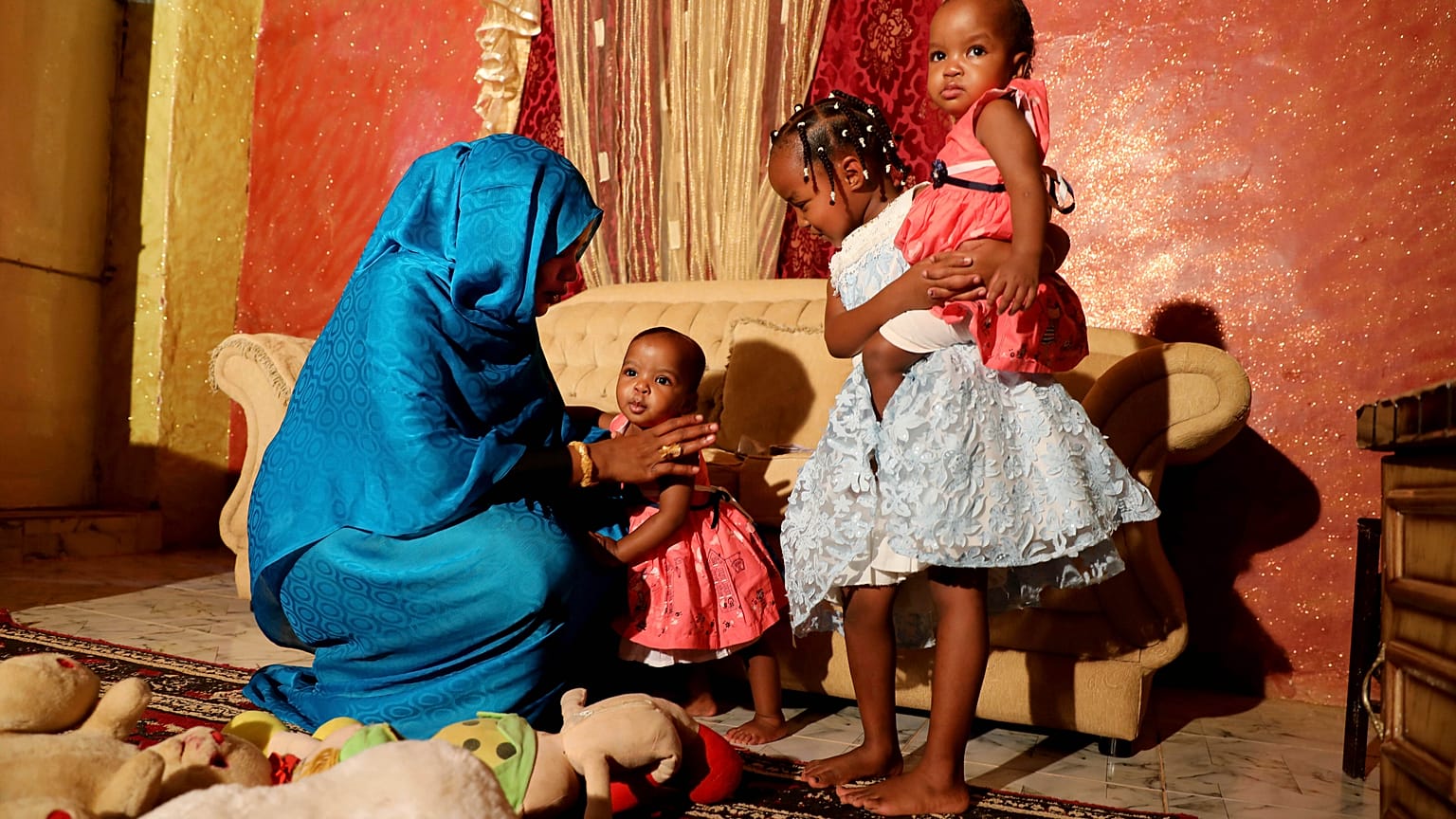 يسرية عوض مع ابنتيها في منزلهم بالخرطوم في السودان ترفض القيام بتشويه الأعضاء التناسلية لإبنتيها