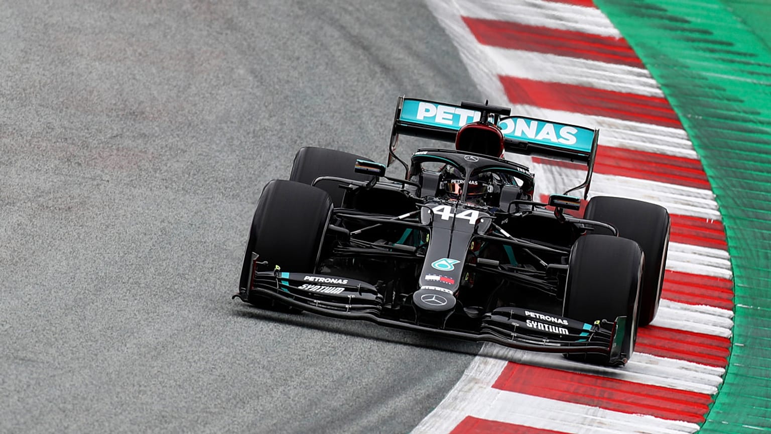 O campeão Lewis Hamilton foi o mais rápido do primeirodia de treinos no Red Bull Ring