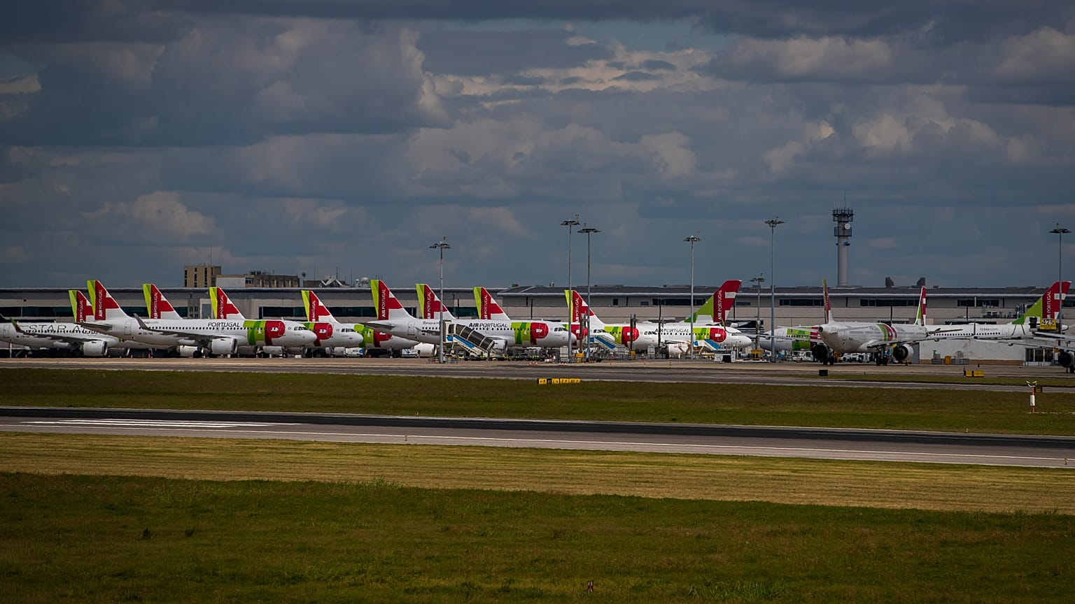 tap planes on taxiway