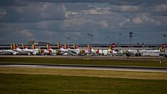 tap planes on taxiway