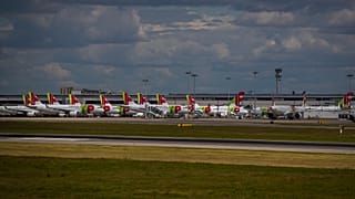 tap planes on taxiway