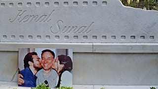 Türk sinemasında her dönem çok izlenen filmlerin unutulmaz karakterlerinden biri olan usta oyuncu Kemal Sunal, vefatının 20. yıl dönümünde yad ediliyor.