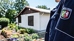 Rendőr áll egy ház közelében egy pedofilhálózat elleni nyomozás során a németországi Münsterben.