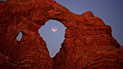 Foto de archivo de un eclipse lunar sobre Estados Unidos