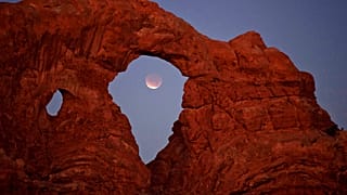 Foto de archivo de un eclipse lunar sobre Estados Unidos