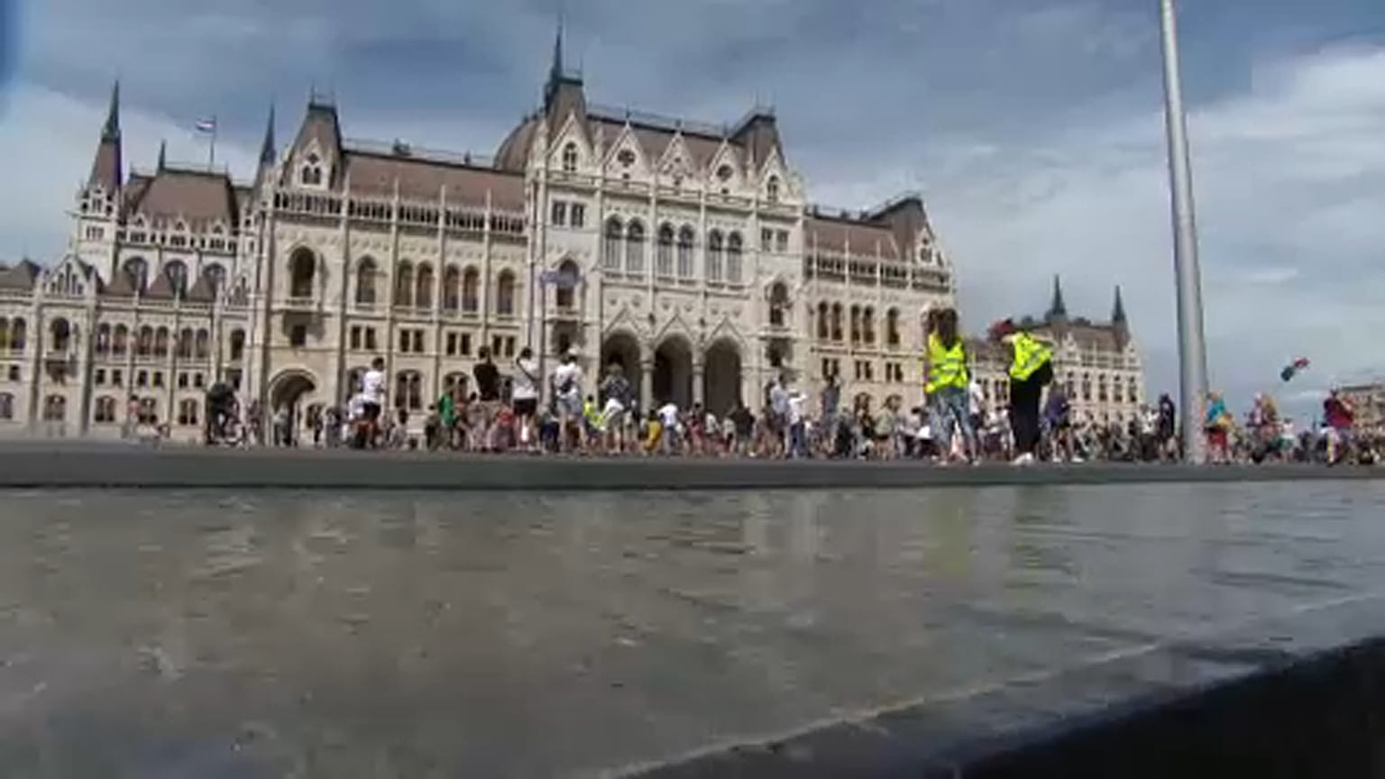 Egyetemükért tüntettek a parlament előtt a színinövendékek
