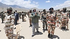 Hindistan Başbakanı Narendra Modi, Çin sınırındaki birlikleri denetledi