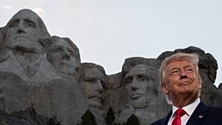 Trump reprende a los que intentar "difamar" contra los héroes de EEUU