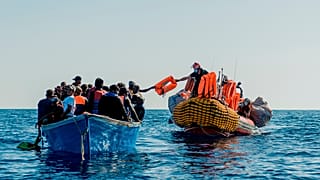 زورق تابع "لأوشن فايكينغ" يقترب من قارب مهاجرين خلال عملية إنقاذ في البحر الأبيض المتوسط - 2020/06/30