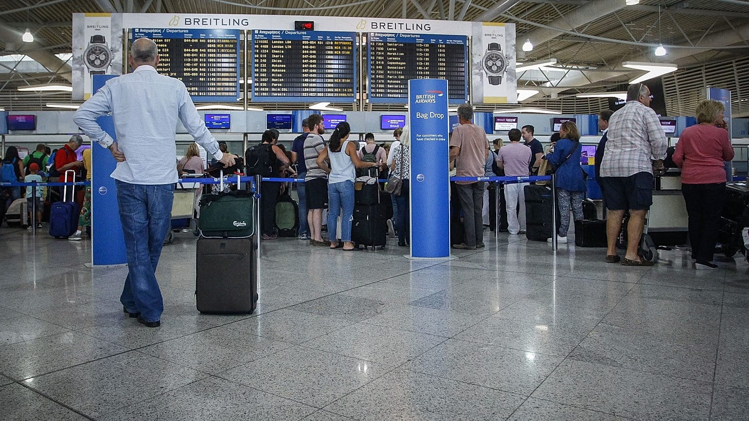 Προβληματισμός από τα νέα κρούσματα - Χιλιάδες έλεγχοι στα αεροδρόμια