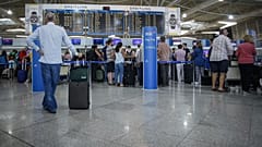 Προβληματισμός από τα νέα κρούσματα - Χιλιάδες έλεγχοι στα αεροδρόμια