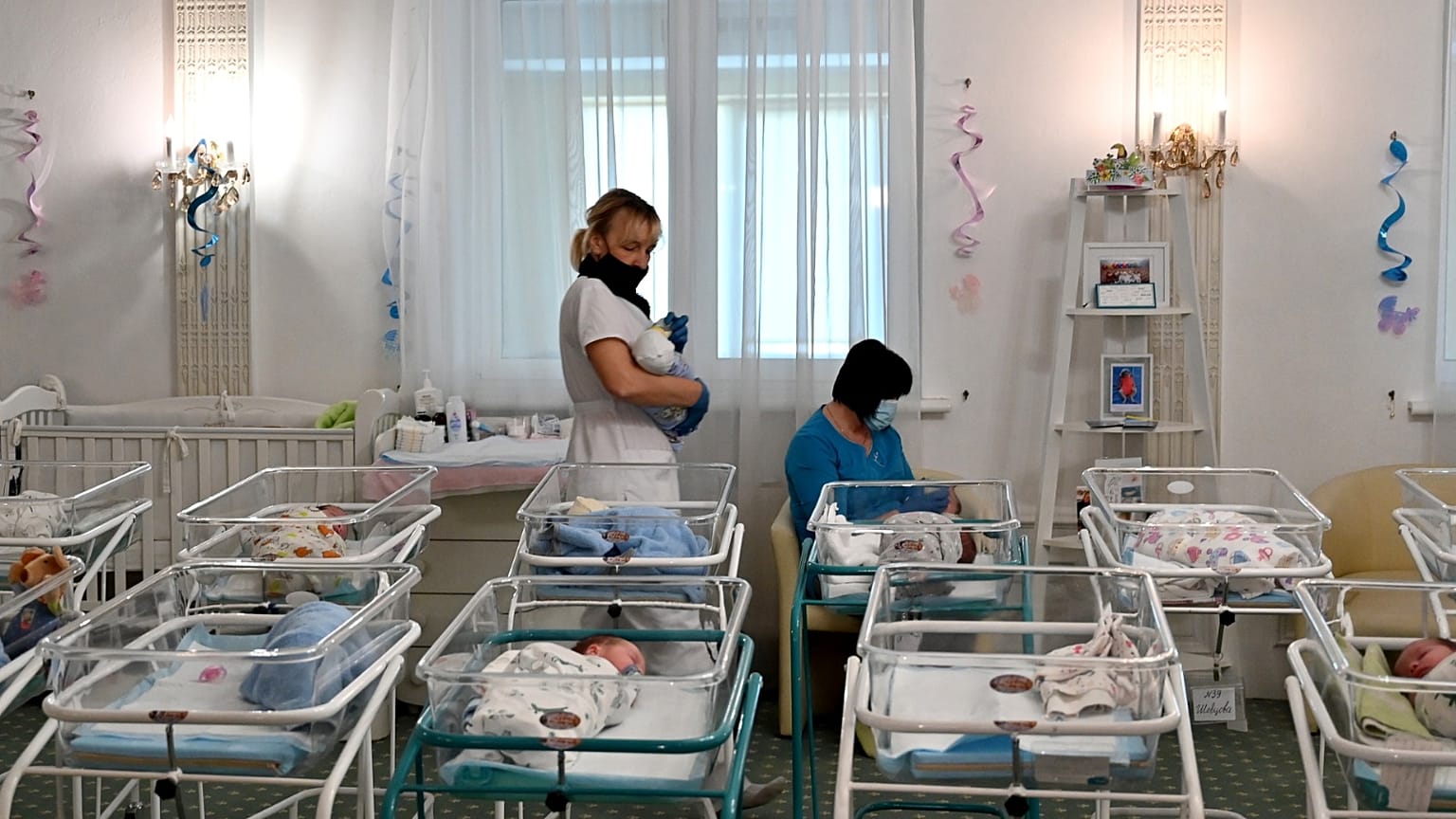 الممرضات يرعون الأطفال حديثي الولادة في فندق البندقية في كييف 