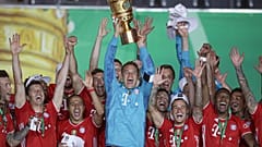 لاعبو بايرن ميونخ يحتفلون بإحراز الكأس إثر الفوز في النهائي أمام باير ليفركوزن - 2020/07/04