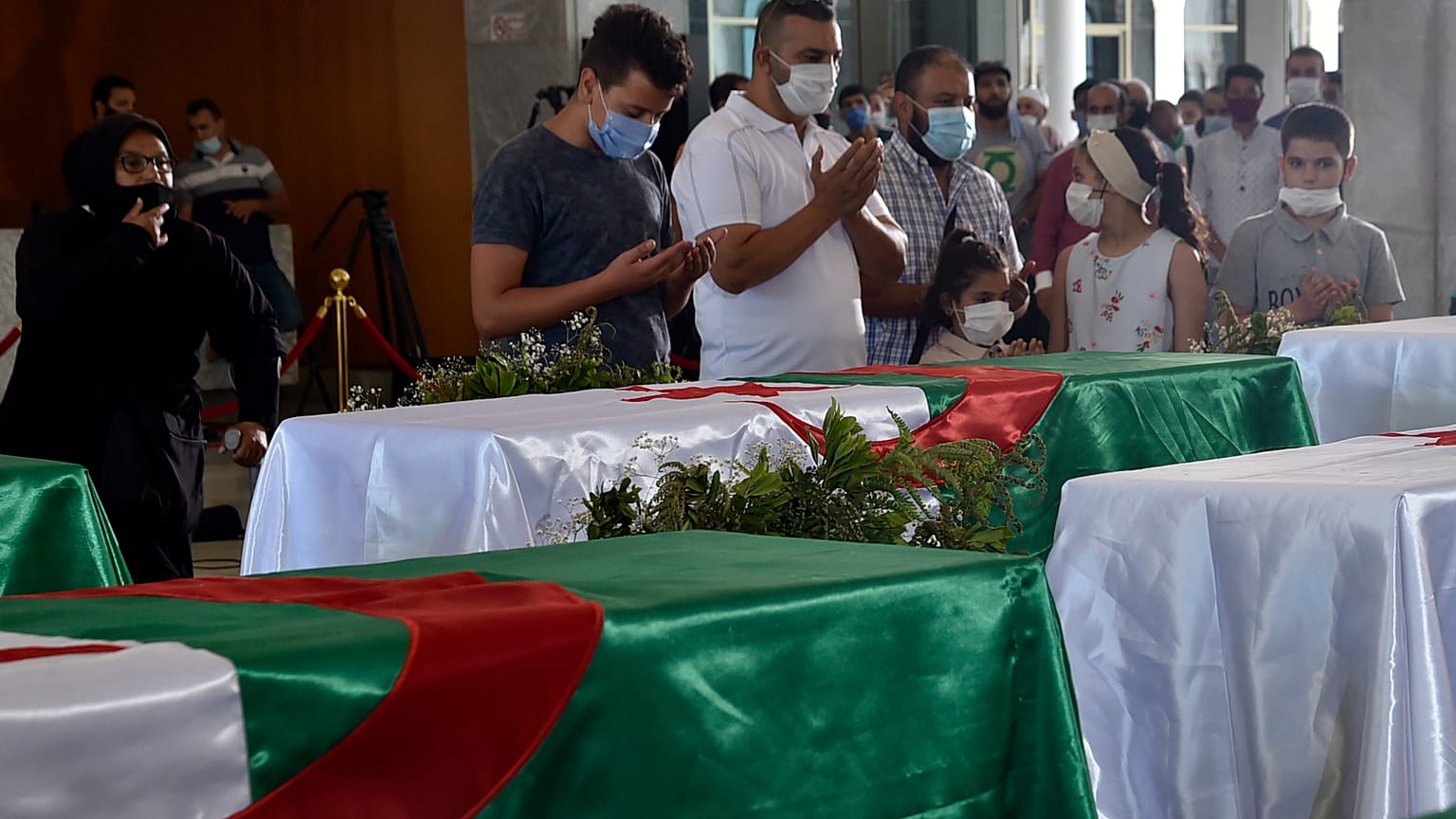 مواطنون جزائريون يترحمون على أرواح رجال المقاومة الجزائرية الذين استشهدوا خلال الحقبة الإستعمارية الفرنسية للجزائر - 2020/07/04