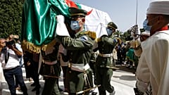Algérie : l'inhumation des restes de 24 combattants anti-coloniaux, restitués par la France