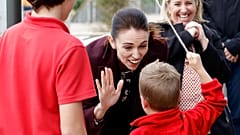 La primera minista neocelandesa Jacrinda Ardern durante la reapertura de la escuela de Christchurch a finales de junio