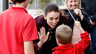 La primera minista neocelandesa Jacrinda Ardern durante la reapertura de la escuela de Christchurch a finales de junio