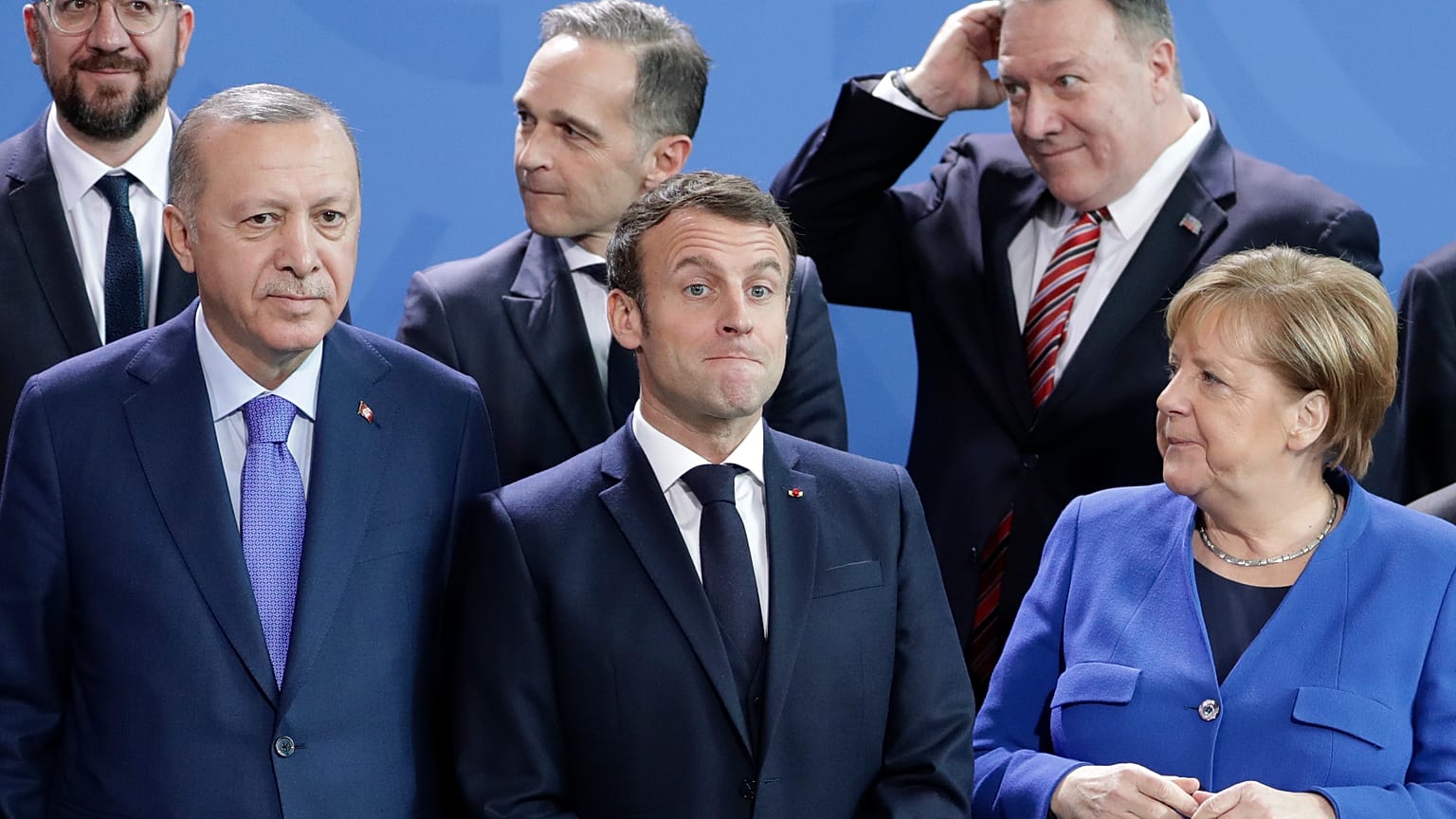 أنجيلا ميركل إلى جانب إيمانويل ماكرون ورجب طيب إردوغان