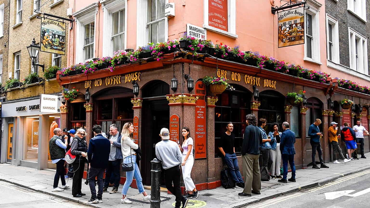 Riaprono quasi tutti i pub di Gran Bretagna, alla faccia del virus