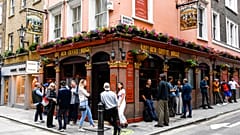 Pub-Öffnung in England: "Betrunkene können keinen Abstand halten"