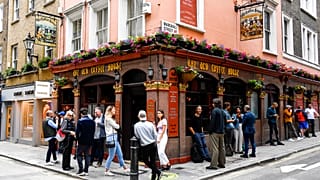 Riaprono quasi tutti i pub di Gran Bretagna, alla faccia del virus