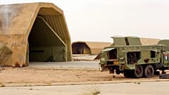 عربات عسكرية في قاعدة الوطية الجوية التي تسيطر عليها قوات حكومة الوفاق الوطني اليبية جنوب غربي طرابلس - 2020/05/18