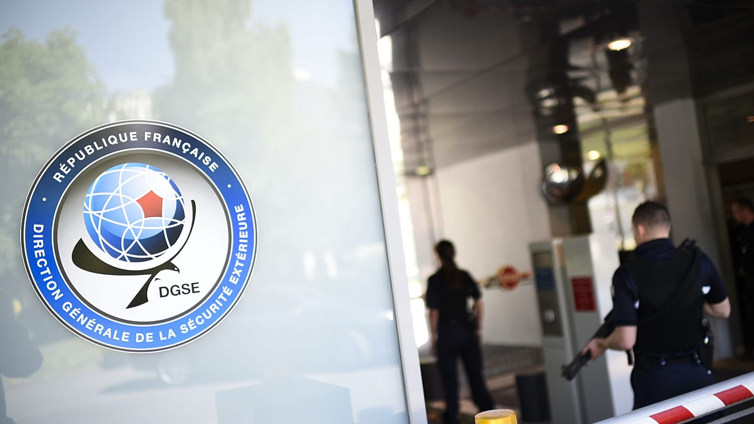 Archives : des agents de sécurité devant le siège de la DGSE à Paris, le 4 juin 2015