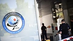 Archives : des agents de sécurité devant le siège de la DGSE à Paris, le 4 juin 2015