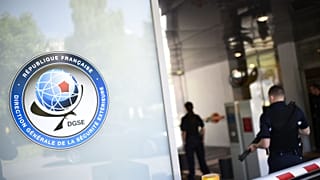 Archives : des agents de sécurité devant le siège de la DGSE à Paris, le 4 juin 2015
