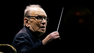 Ennio Morricone dirigiendo una orquesta