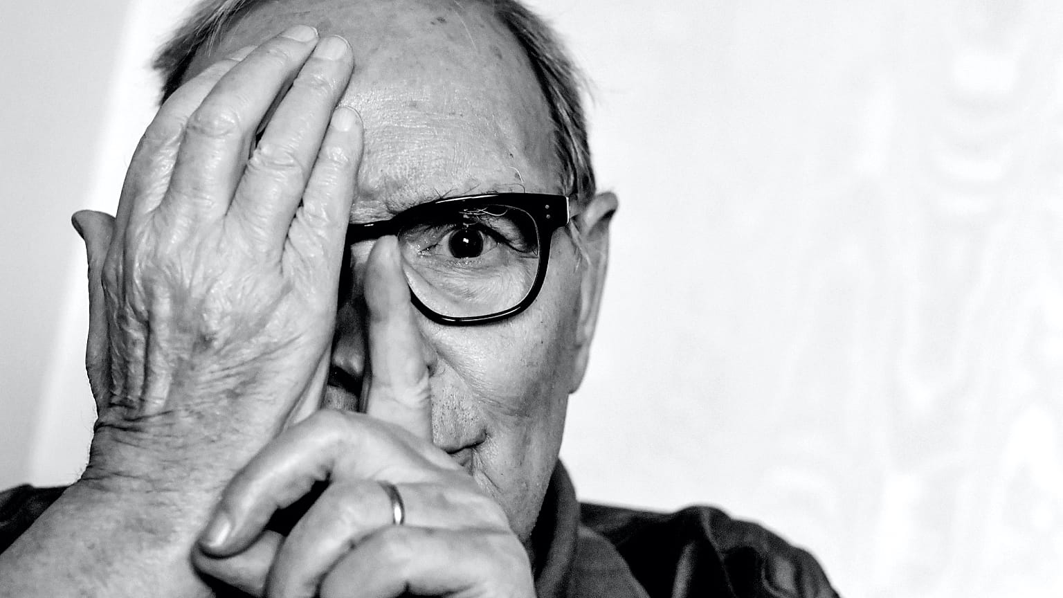 Ennio Morricone egy római interjúban pózol, 2017-ben  