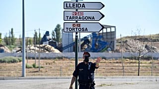 Un miembro de la policía regional catalana Mossos d'Esquadra controla un puesto en la carretera que conduce a Lleida el 4 de julio de 2020.