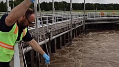 Arbeiter in einem Klärwerk