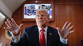 Donald Trump az Air Force One-on is a hírek rabja