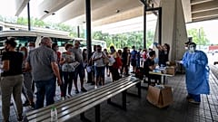 Au poste de frontière gréco-bulgare de Promachonas, les touristes serbes se font tester avant d'entrer sur le territoire