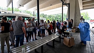 Au poste de frontière gréco-bulgare de Promachonas, les touristes serbes se font tester avant d'entrer sur le territoire