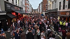 4 luglio 2020, la movida tra i bar nella zona di Soho a Londra 