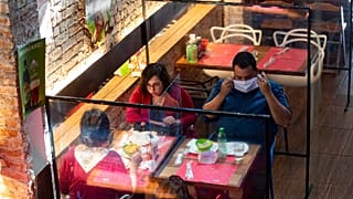 COVID-19: Καταργείται το όριο των 6 ατόμων ανά τραπέζι - Τέλος και η μάσκα στα εμπορικά κέντρα