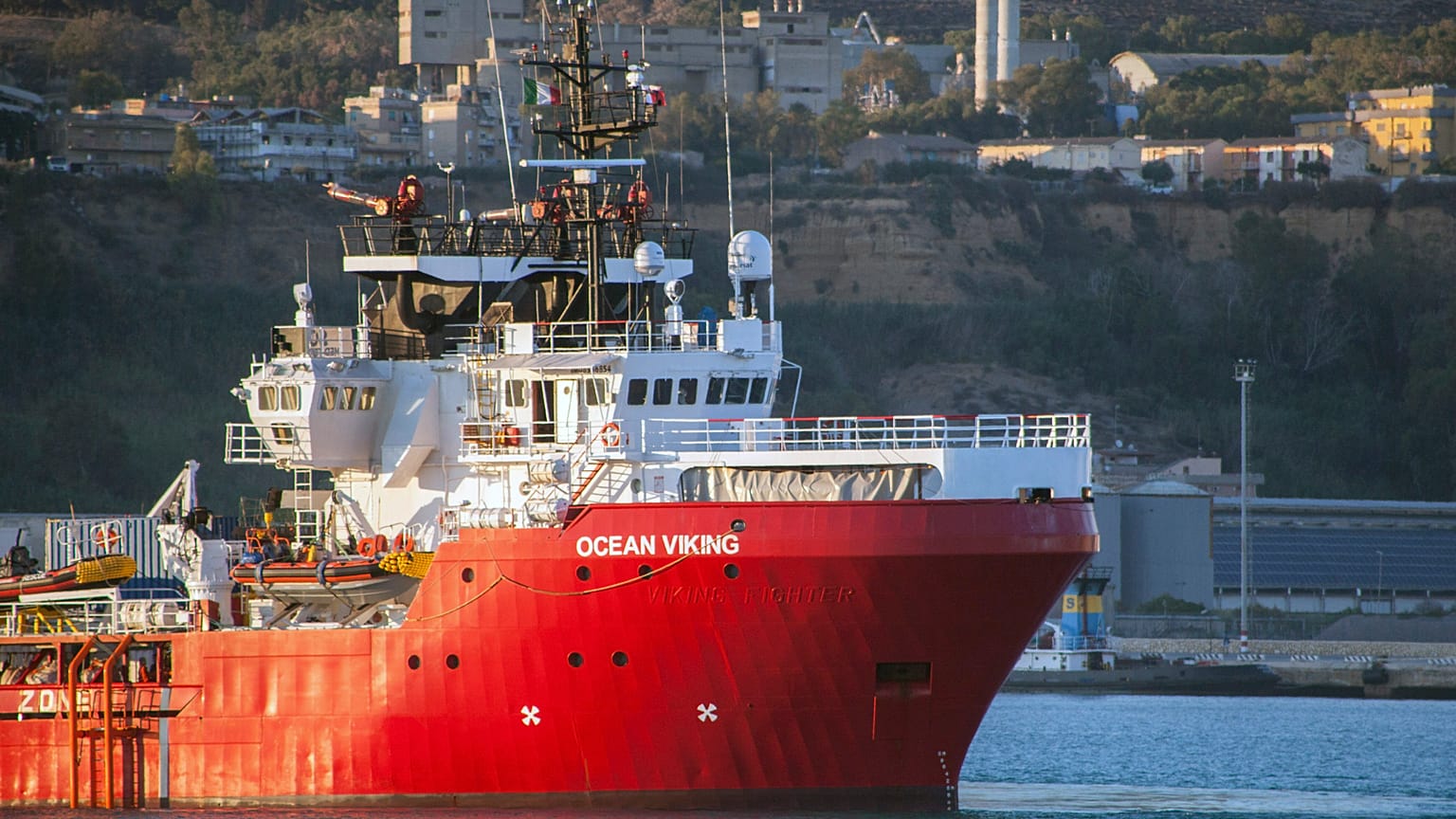 A cudar időjárás miatt engedték kikötni a több száz menekültet fedélzetén szállító Ocean Vikinget