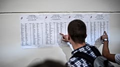 Archives : lycéen consultant les résultats du bac 2019 à Paris