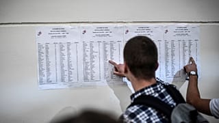 Archives : lycéen consultant les résultats du bac 2019 à Paris
