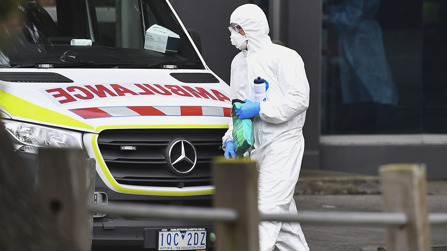 Membre des services de santé d'urgence dans un quartier de Melbourne, cluster de cas de Covid-19, le 6 juillet 2020