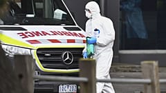 Membre des services de santé d'urgence dans un quartier de Melbourne, cluster de cas de Covid-19, le 6 juillet 2020
